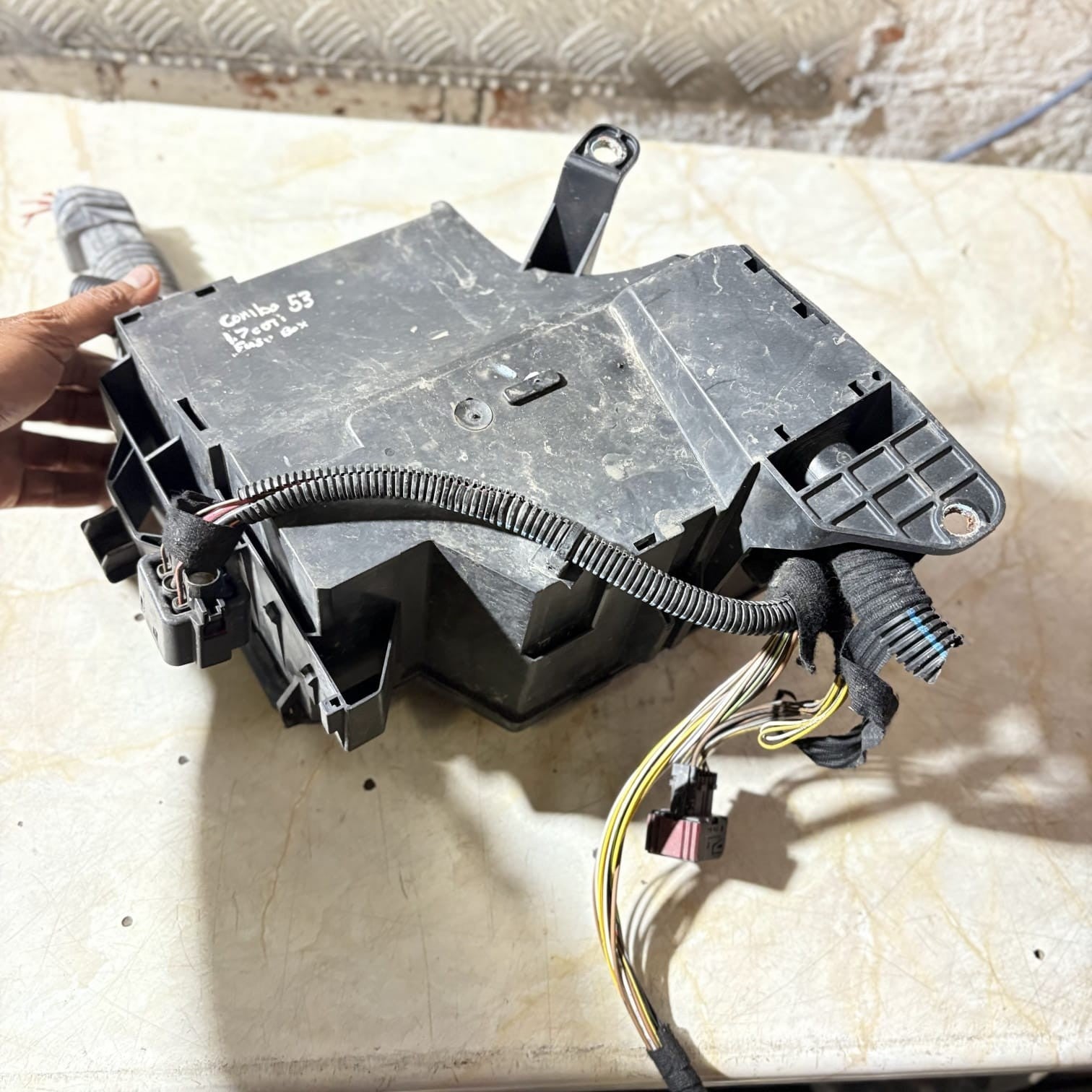 Vauxhall Combo C Mk2 1.7 CDTI Z17DTH Engine Bay Fuse Relay Box Delphi Loom