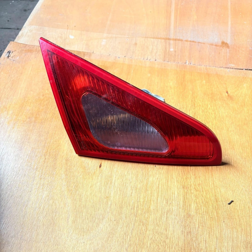 MITSUBISHI COLT 6 Z30 INNER LEFT PASSENGER SIDE TAILLIGHT MN105625