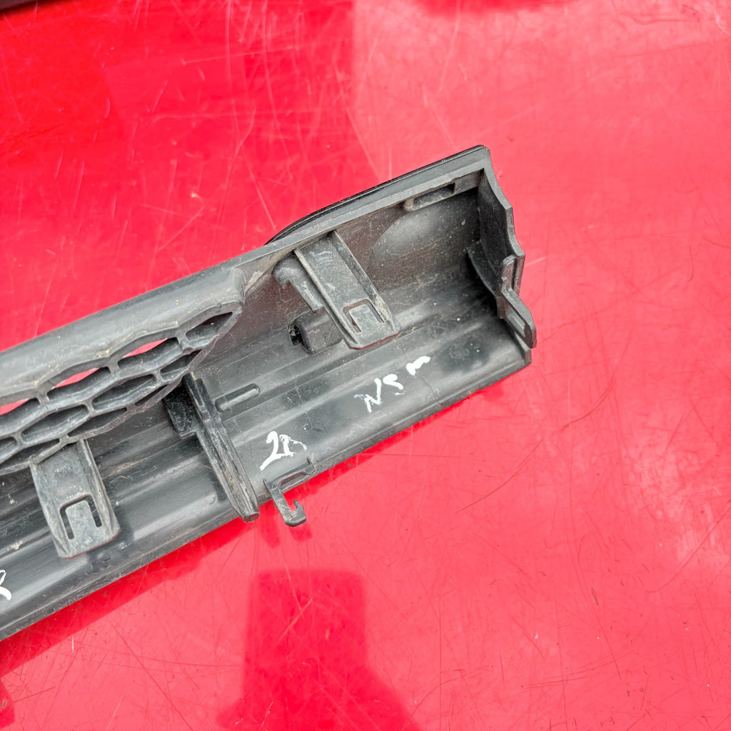 Range Rover Front Left Wing Side Vent Grille Trim BJ32-250B11-ABW Passenger