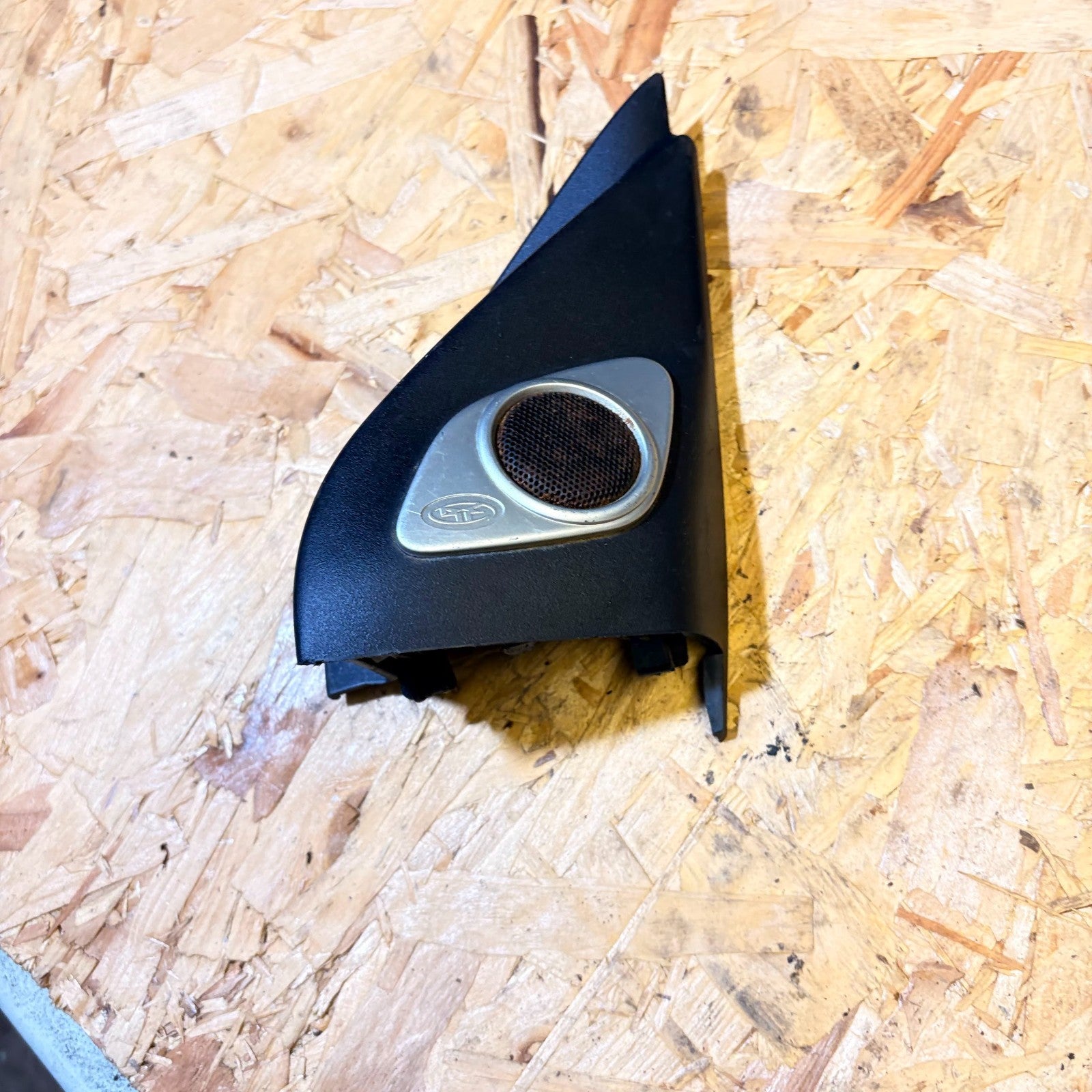 MITSUBISHI OUTLANDER 2007 RIGHT OFFSIDE FRONT DOOR TWEETER SPEAKER & TRIM