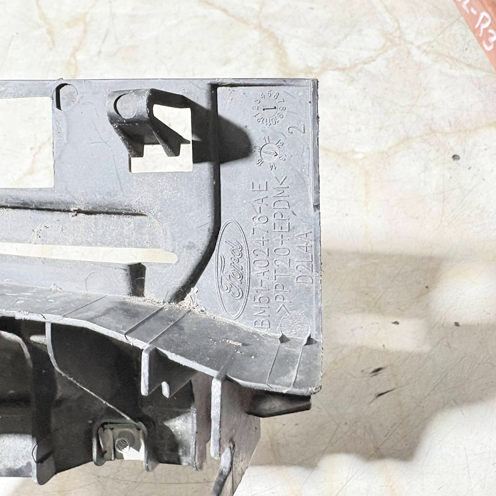 FORD FOCUS BONNET HINGE COVER MK3 FRONT RIGHT BM51A02476AE