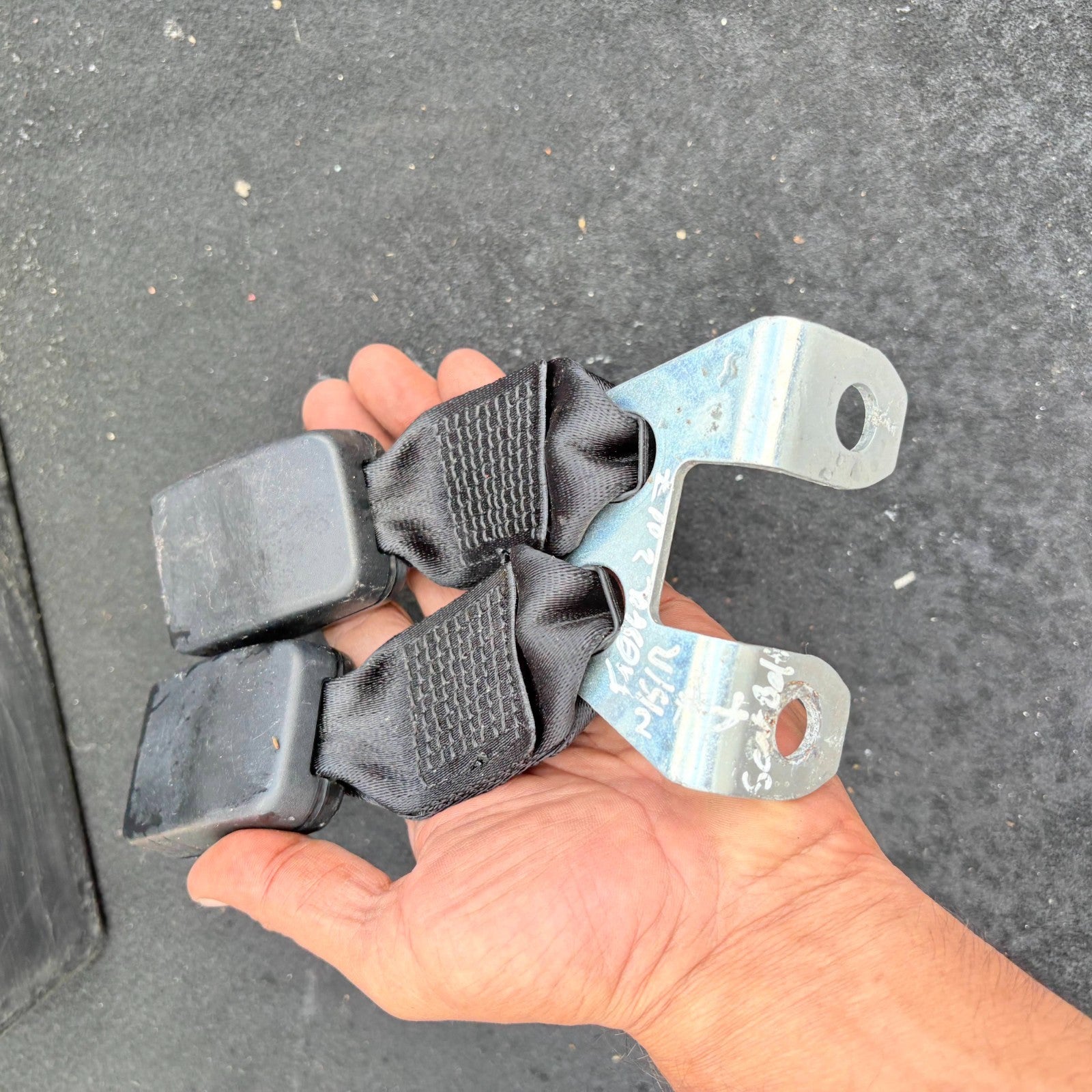 FORD FIESTA SEAT BELT STALK BUCKLE