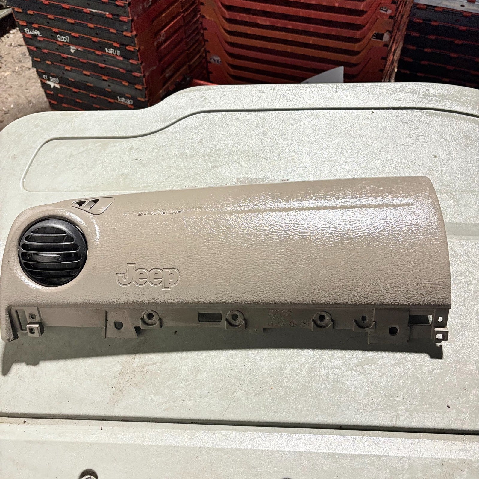 JEEP CHEROKEE 2002 PASSENGER SIDE VENT & TRIM COVER