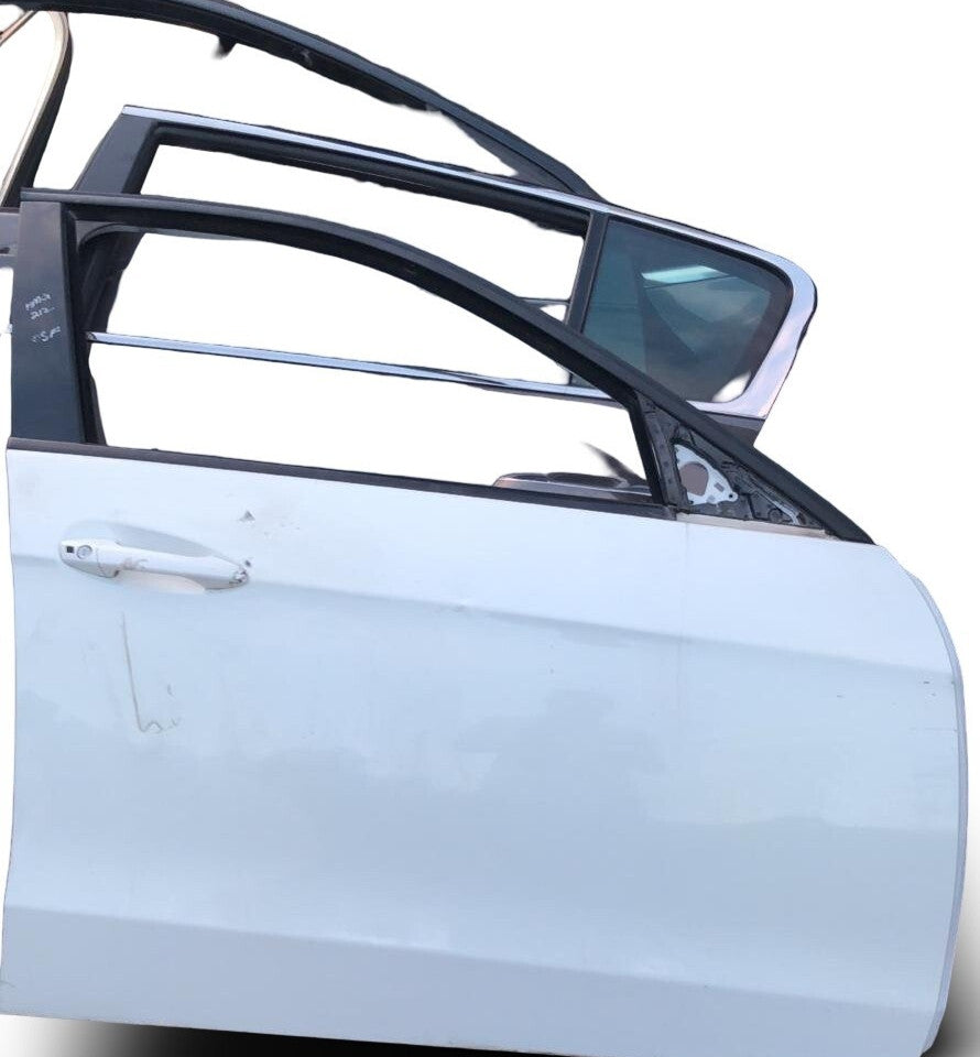 MERCEDES E CLASS ESTATE W212 FRONT RIGHT DOOR DRIVER SIDE WHITE 13-16 SCRATCHED