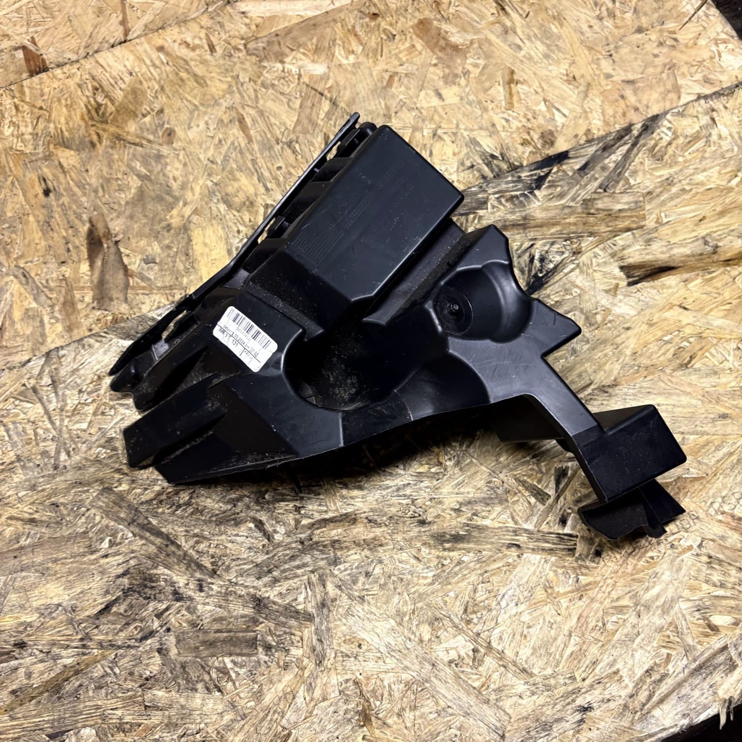 Skoda Karoq 2018-Left Rear Bumper Bracket Guide 57A807377