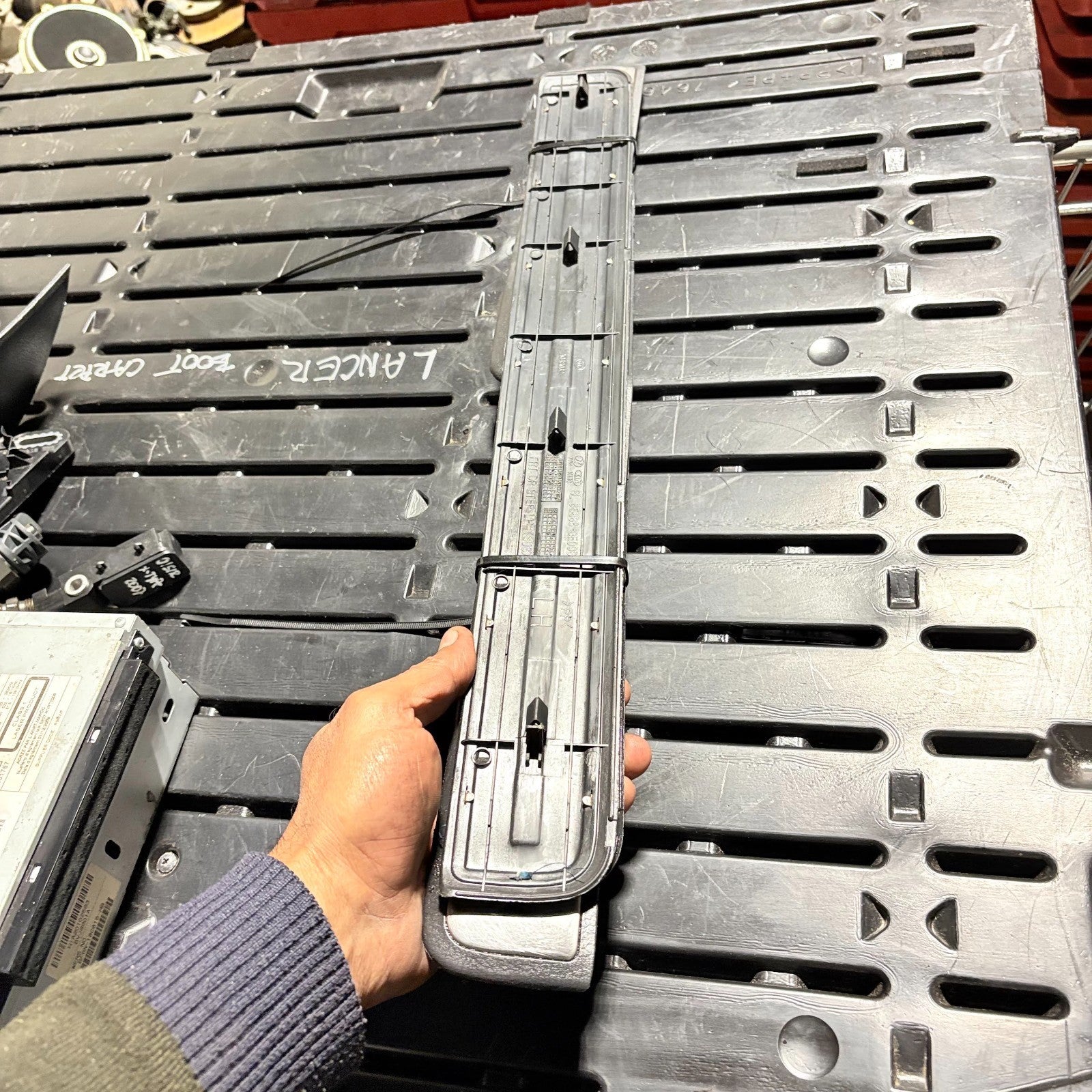 Kia Sorento Entry Step Trim Front Side Pair 85886-3E000 2002-2006