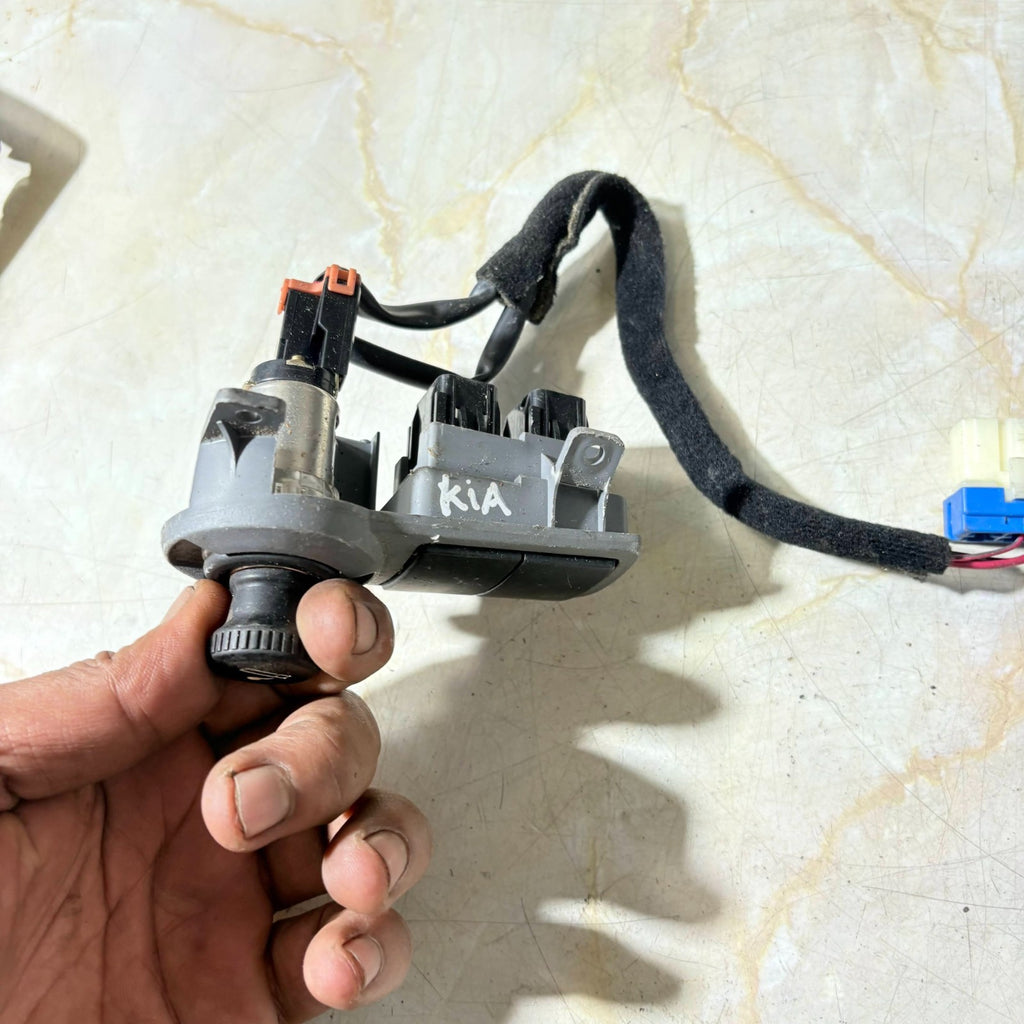 Kia Carens 2000-2006 12V Power Socket Cigarette Lighter & Blank Panel Assy