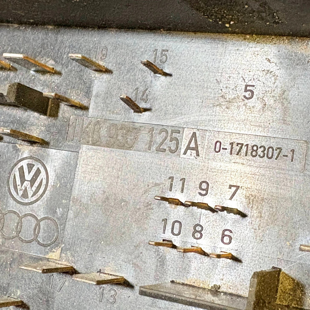 2006 - 2010 VolksWagen Passat Fuse Box Relay Control Module 1K0 937 125 A