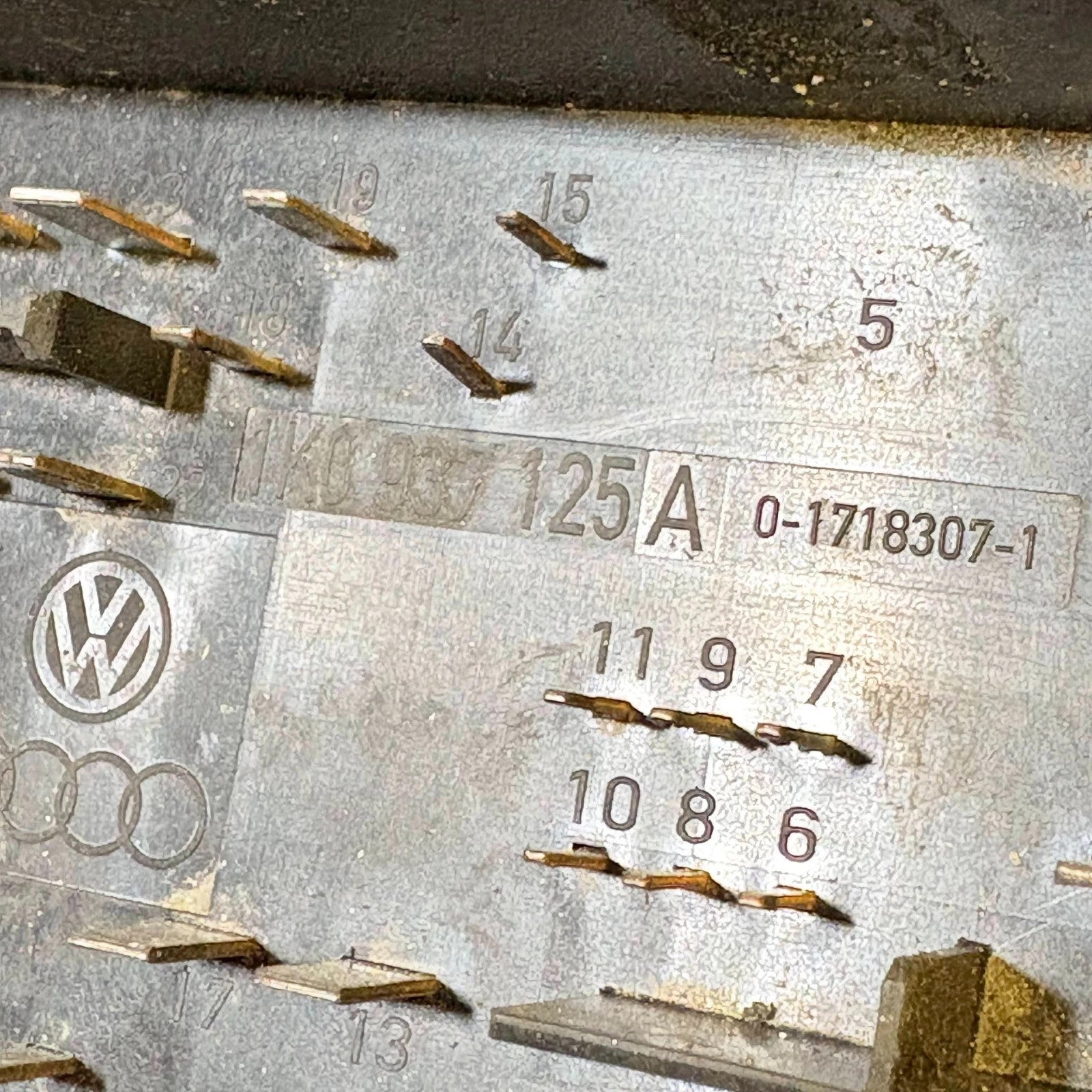 2006 - 2010 VolksWagen Passat Fuse Box Relay Control Module 1K0 937 125 A
