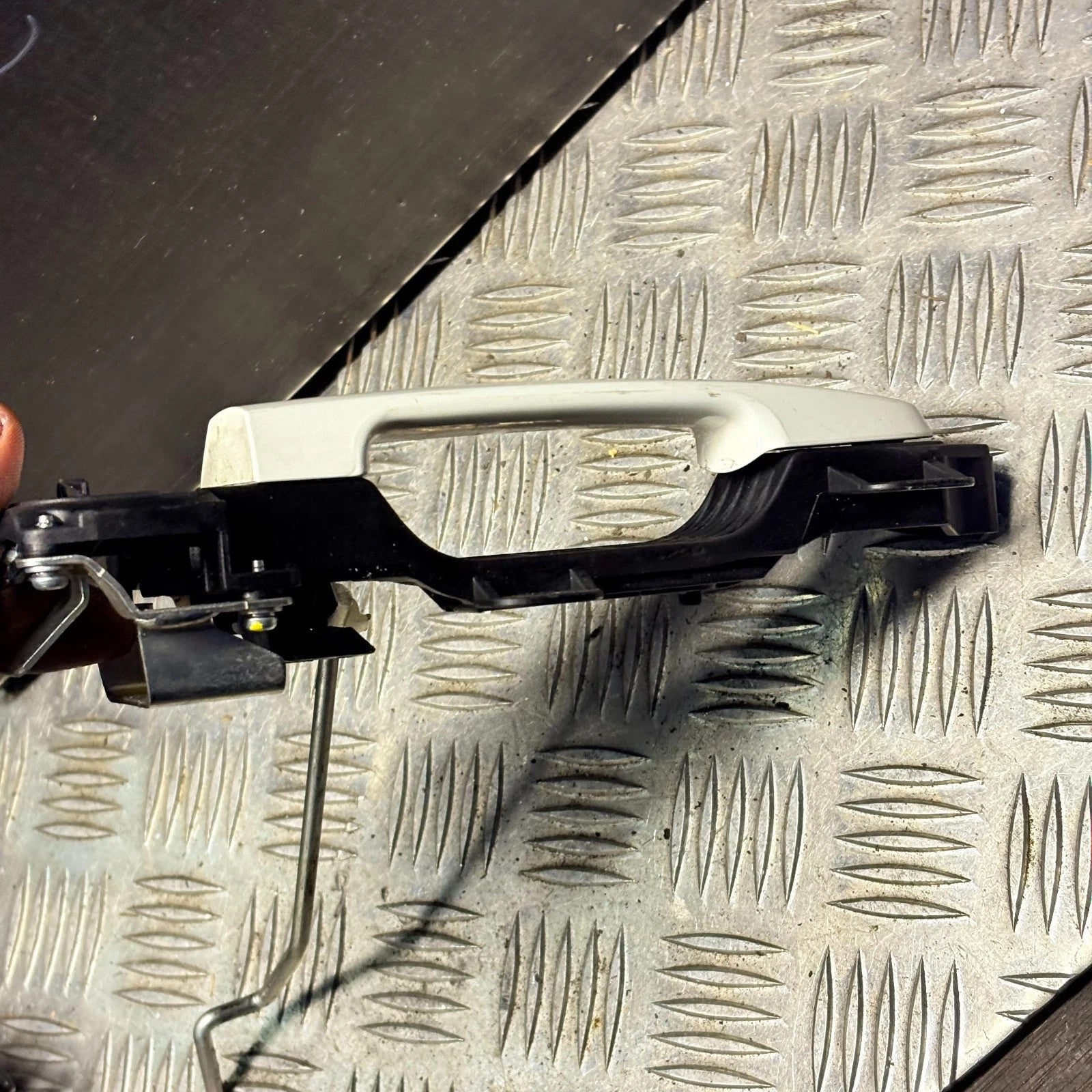 2017 PEUGEOT 108 DRIVER SIDE FRONT EXTERIOR DOOR HANDLE