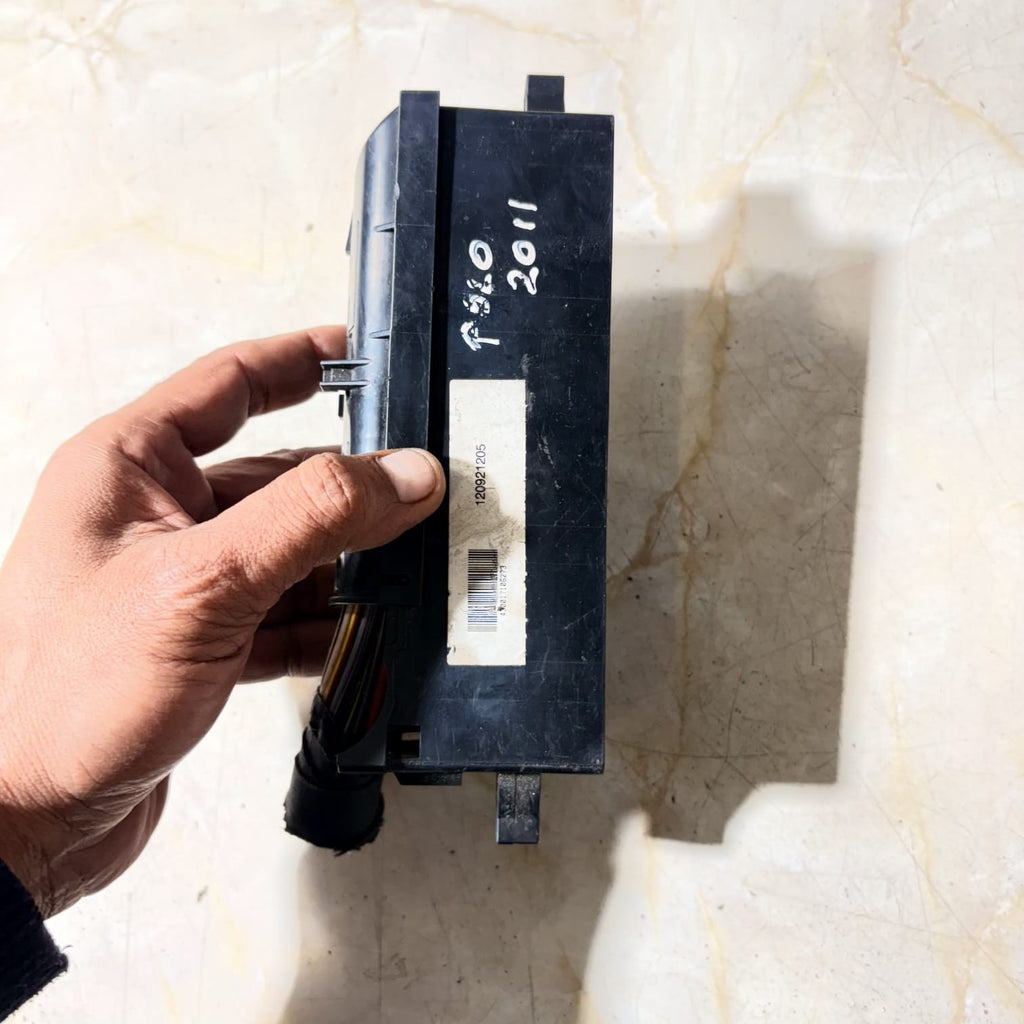 2011 VOLKSWAGEN POLO FUSE BOX 120921205