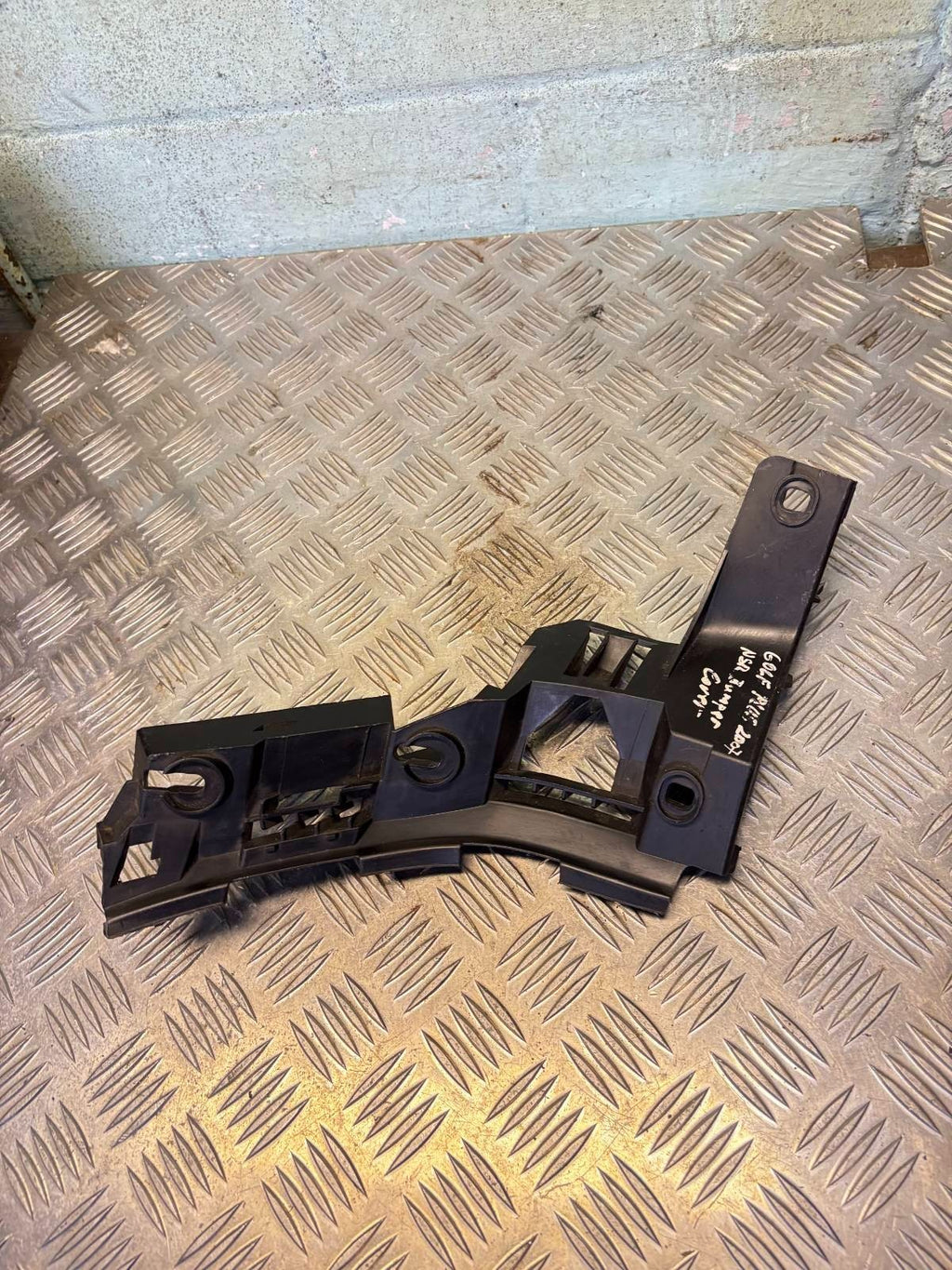Vw Golf Plus Mk6 2007 REAR BUMPER BRACKET PASSENGER 5M0807393A