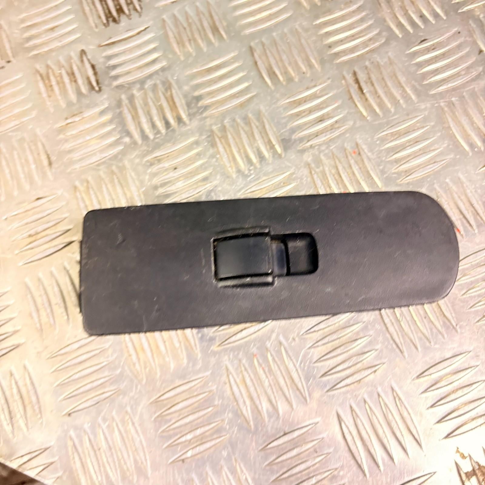 2006 MITSUBISHI COLT FRONT LEFT PASSENGER SIDE WINDOW SWITCH 8608A077