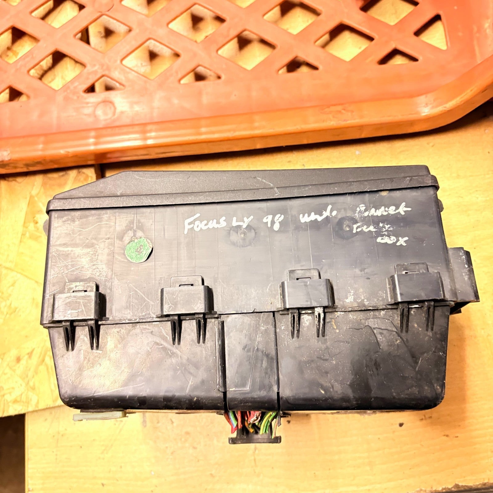 Ford Focus MK1 Engine Bay Fuse Box 1998-2004 518261201 98AG14A067CD