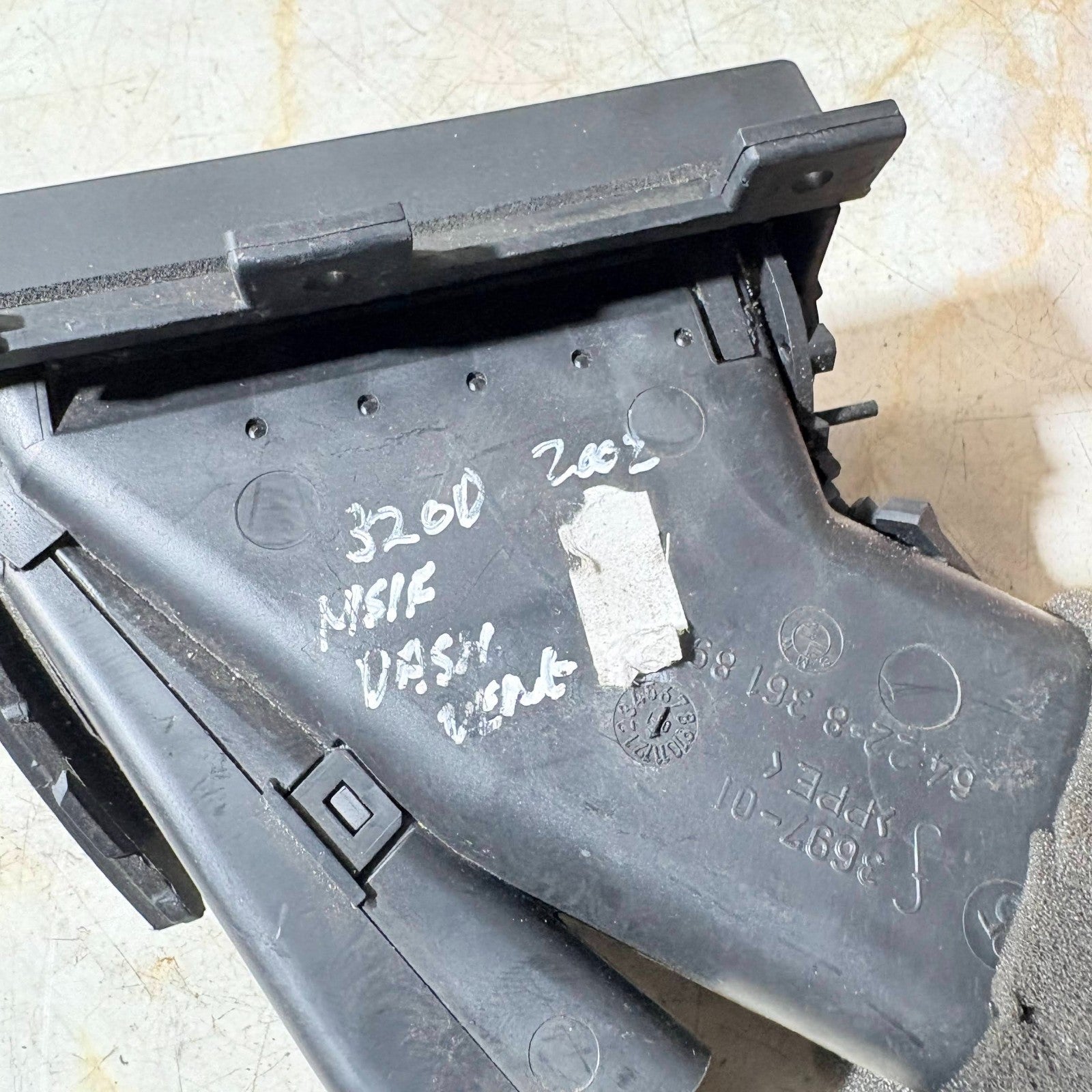 6422836189 LEFT PASSENGER SIDE VENT BMW 3 SERIES 320D