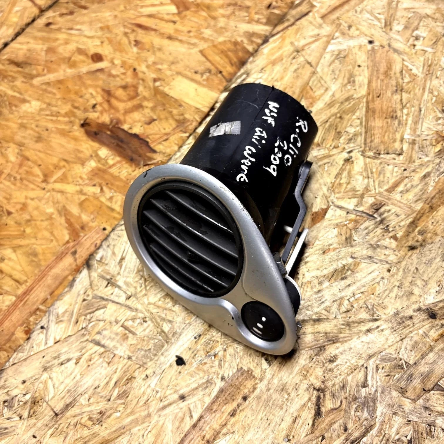 Renault Clio III Mk3 2009-2013 Passenger Dash Air Vent Outlet 220410 D6246262