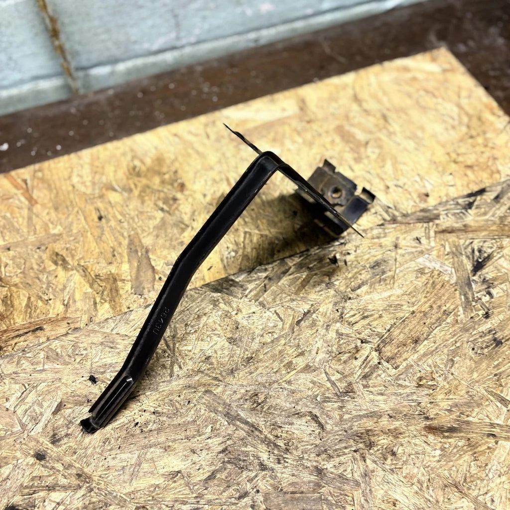 2013 Chevrolet Trax Battery Tray Mount Bracket Holder 2643U