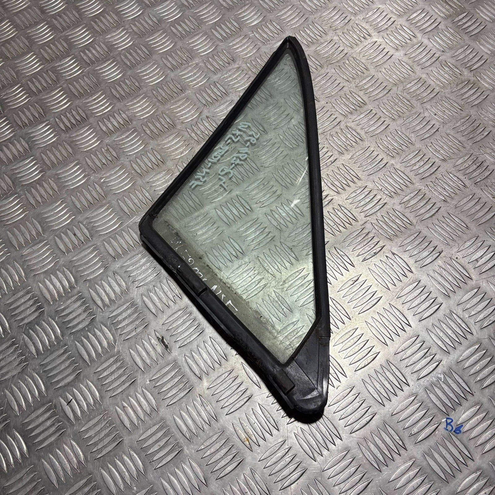 MAZDA MX5 2001 N/S/F DOOR QUARTER WINDOW GLASS FORNT LEFT SIDE