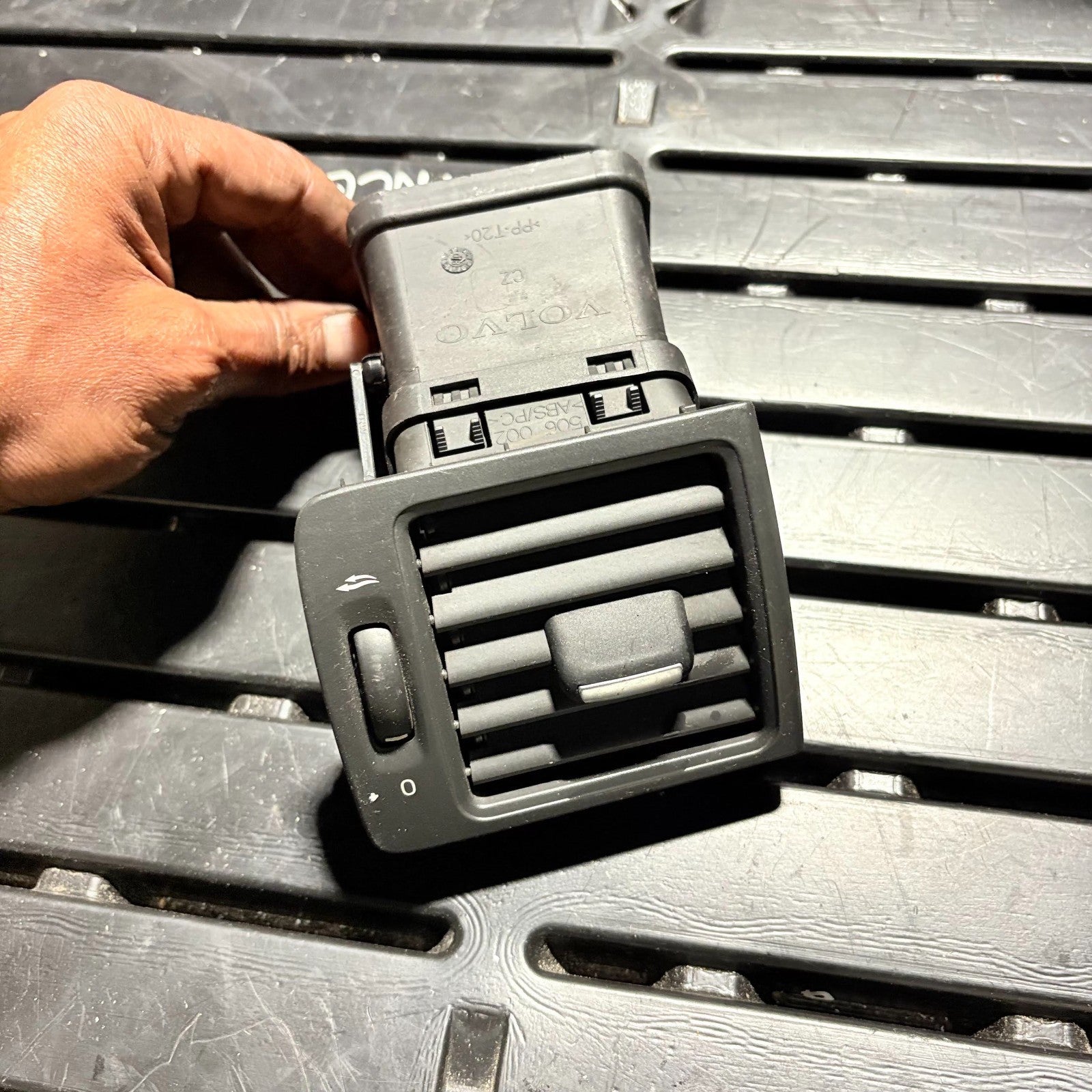 VOLVO V50 2006-2010 AIR VENT PASSENGER NEARSIDE FRONT