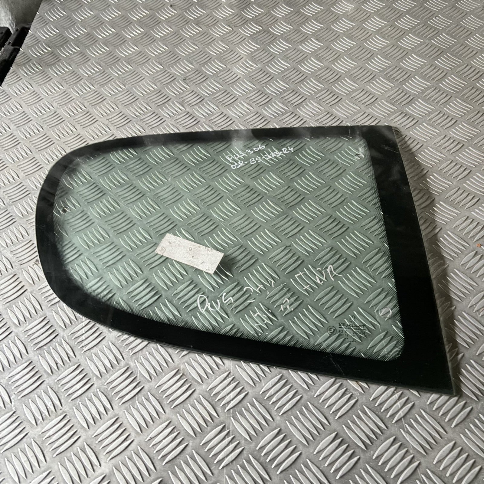 PEUGEOT 306 DRIVERS SIDE REAR WINDOW QUARTER GLASS O/S/R