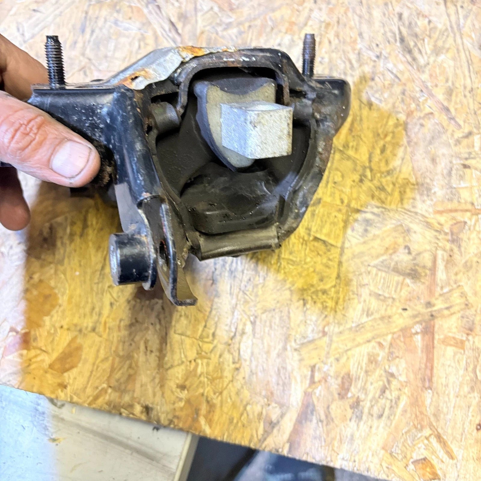 VOLKSWAGEN FOX 2008 PASSENGER LEFT FRONT ENGINE MOUNT