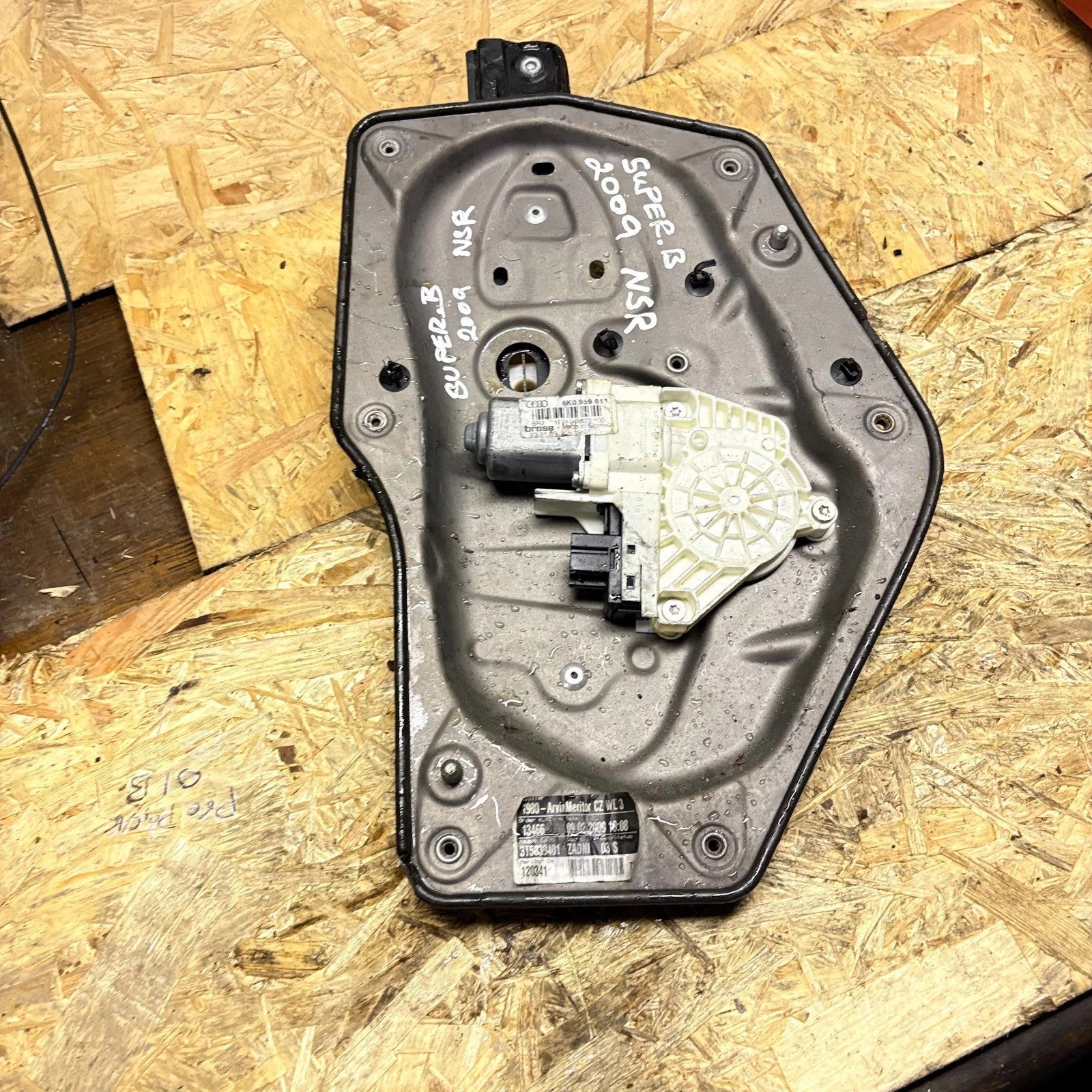 Skoda Superb 3T NSR Rear Left Window Regulator with Motor 3T5839401 2009-2015