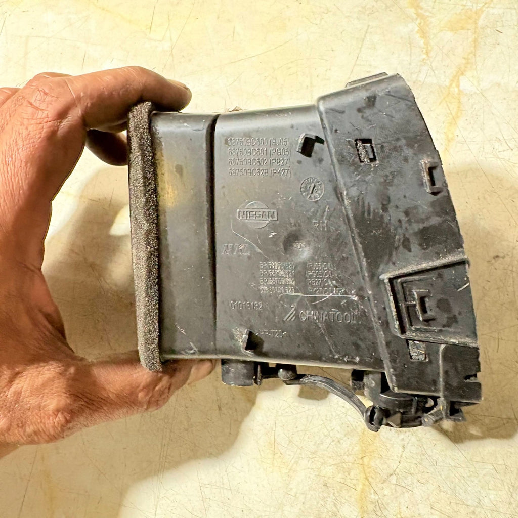 Nissan Dash Board Air Vent 68750BC600