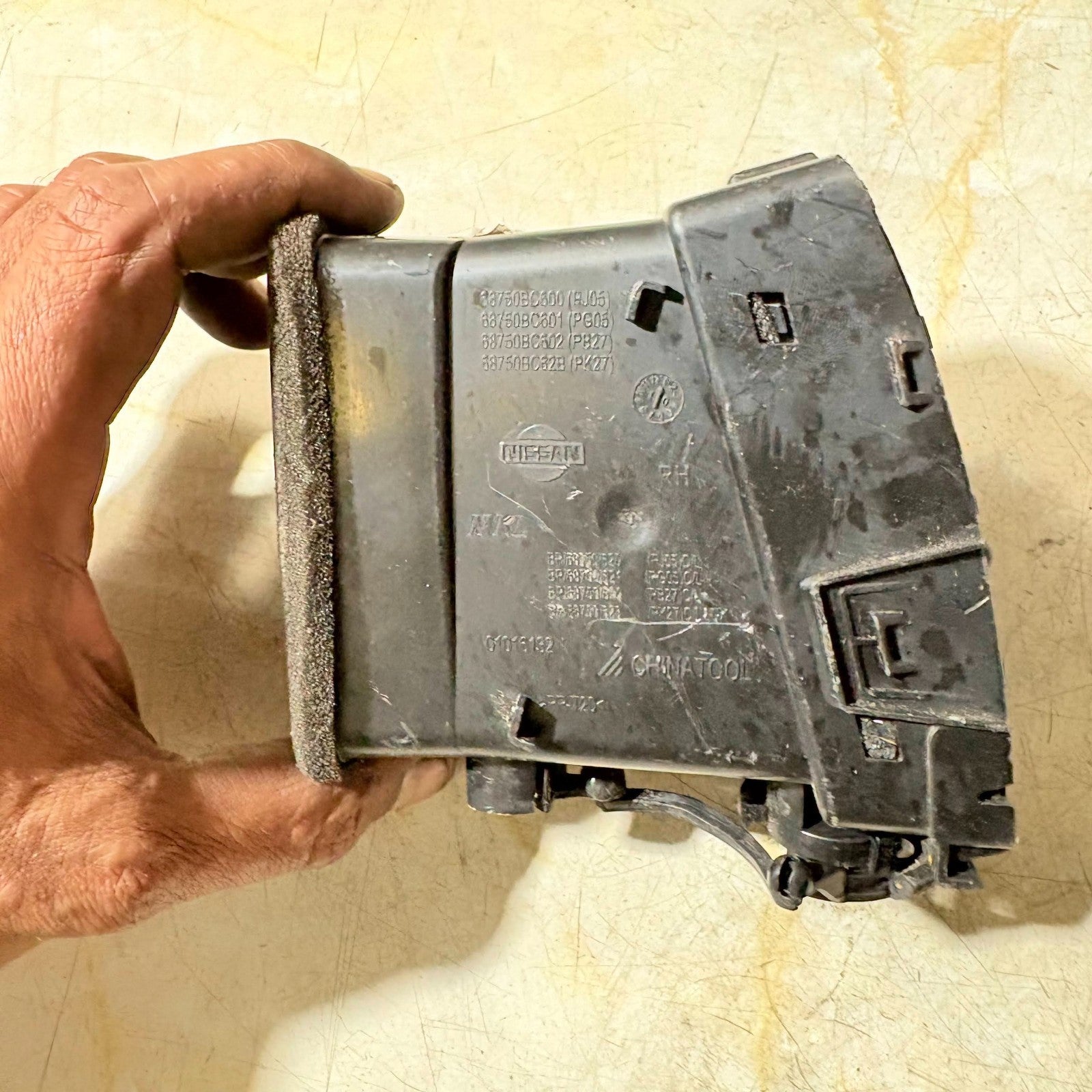 Nissan Dash Board Air Vent 68750BC600