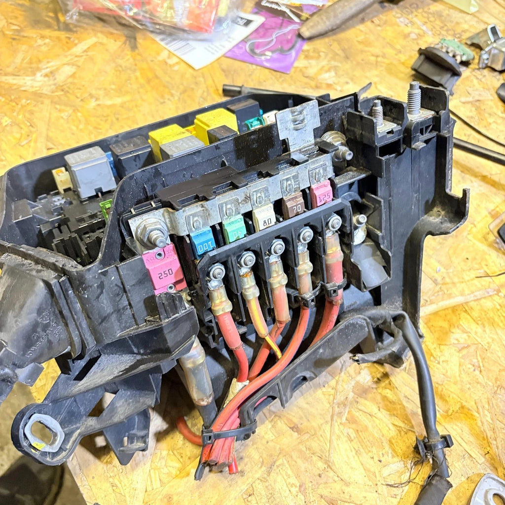MERCEDES 2013 FRONT FUSE RELAY BOX A0025428019