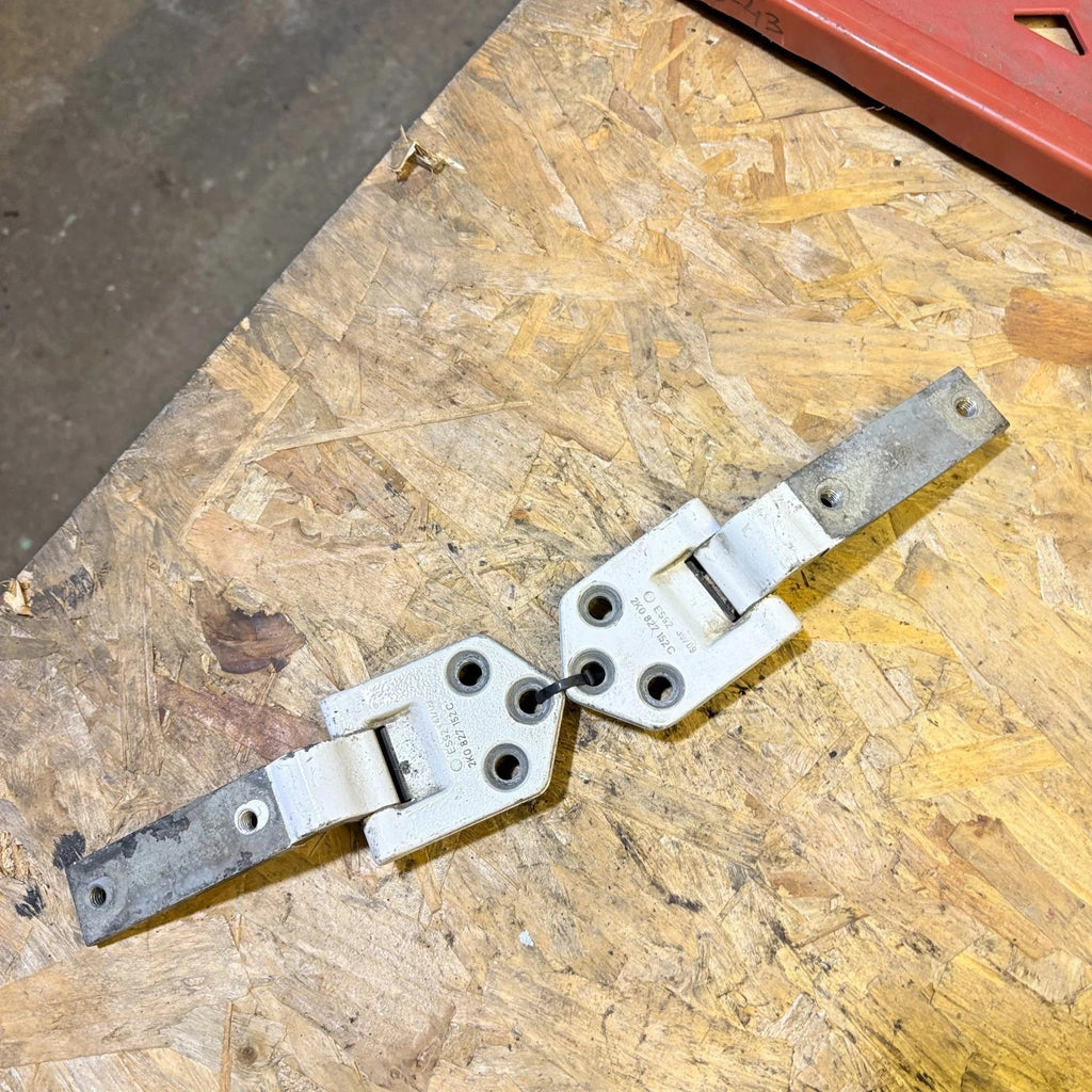 VOLKSWAGEN CADDY 2010-2015 RIGHT SIDE TOP/BOTTOM REAR DOOR HINGE 2K0827152C