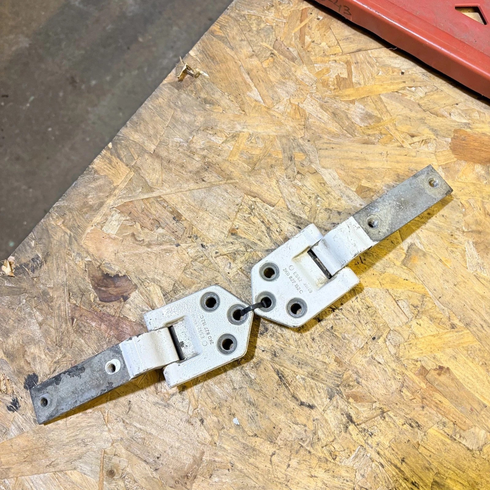 VOLKSWAGEN CADDY 2010-2015 RIGHT SIDE TOP/BOTTOM REAR DOOR HINGE 2K0827152C
