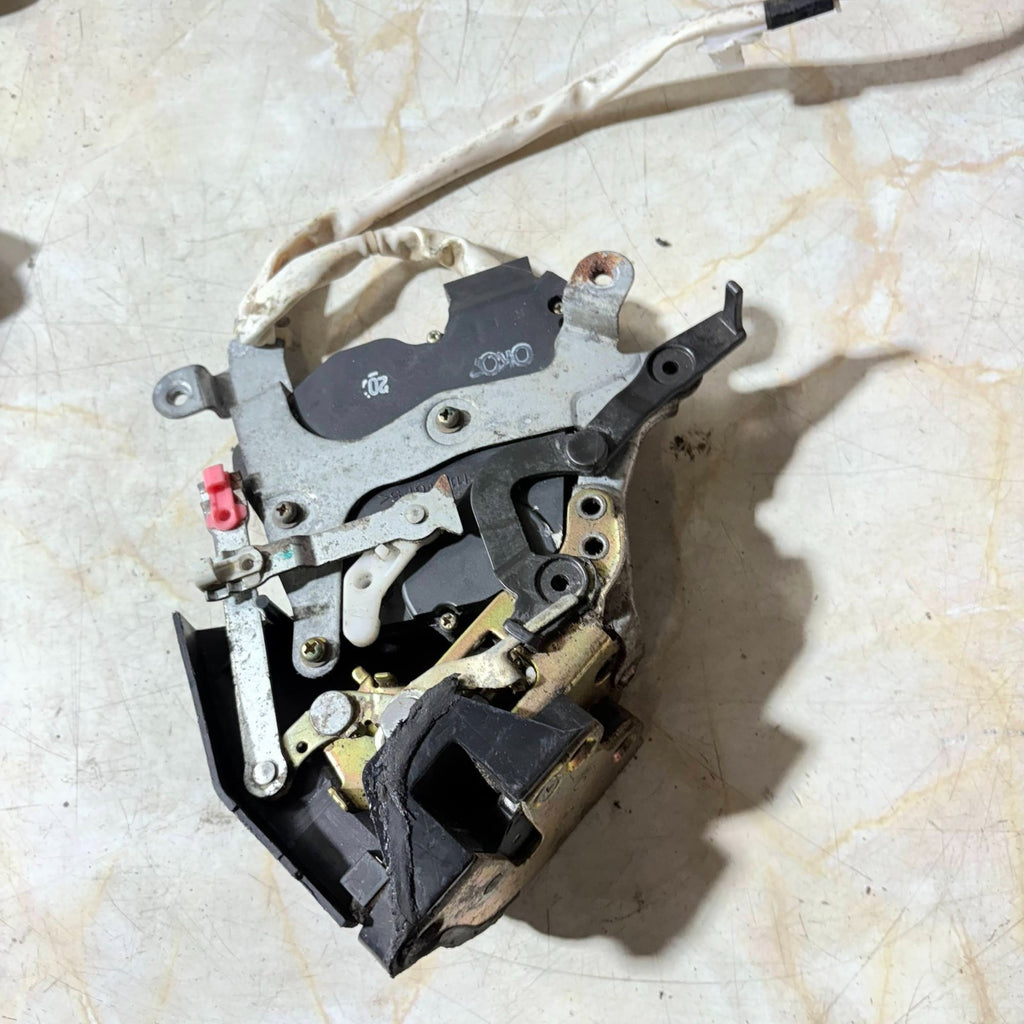 TOYOTA AVENSIS MK2 PASSENGER REAR LEFT DOOR LOCK CATCH LATCH 2003-2009