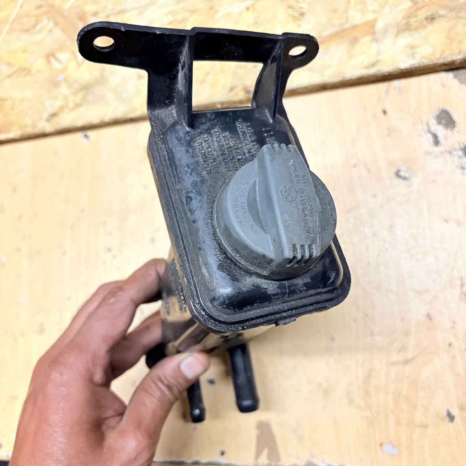 Audi A4 2009 Power steering fluid tank reservoir 8E0422373B