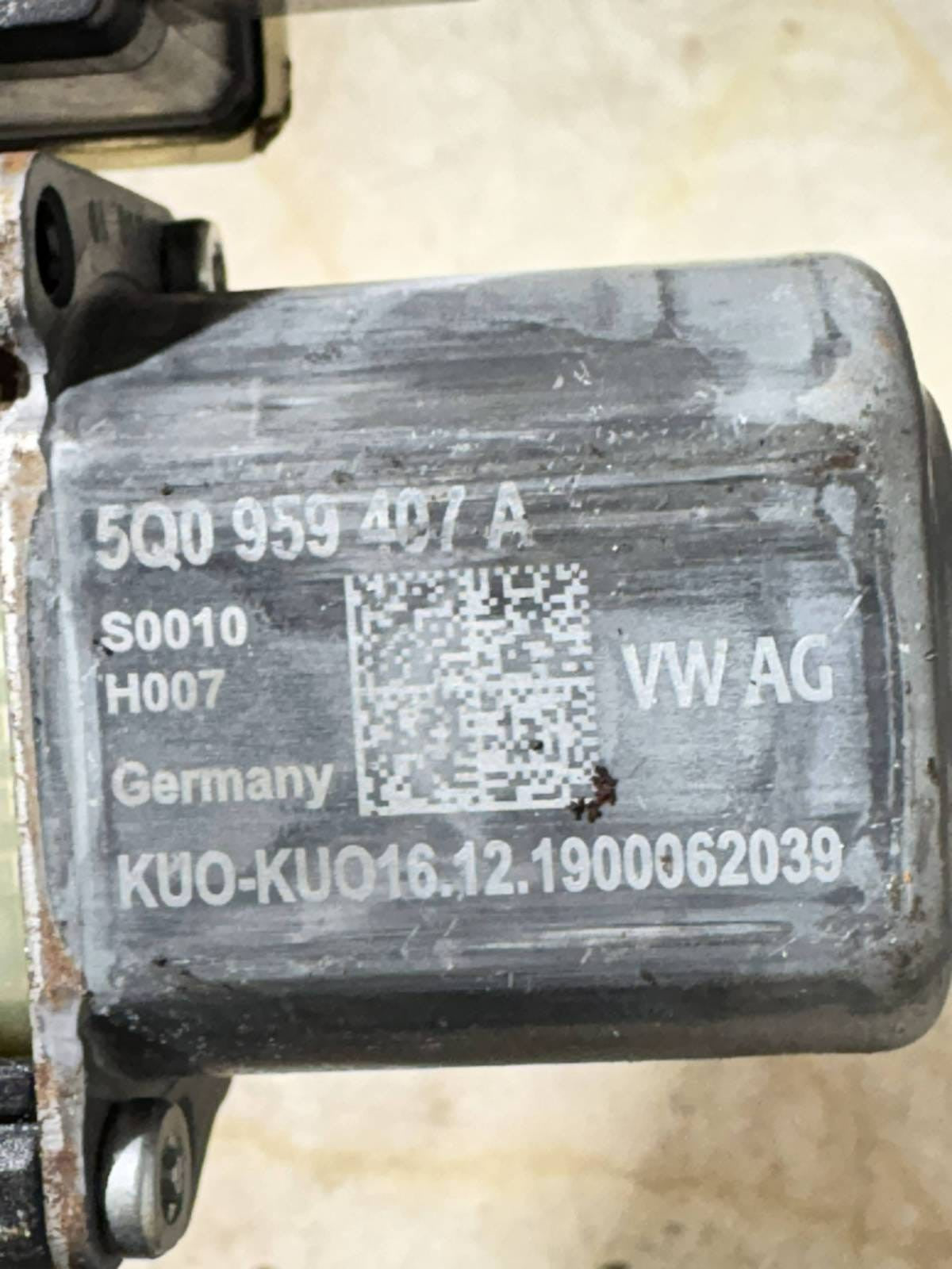 SEAT LEON FR 2017-20 NEARSIDE REAR DOOR WINDOW MOTOR (5 DOOR) 5Q0959407A P4299