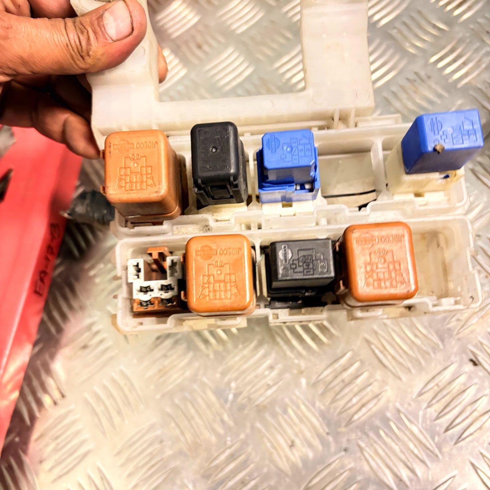 NISSAN X-TRAIL MK1 UNDER BONNET FUSE BOX BOARD 2001-07