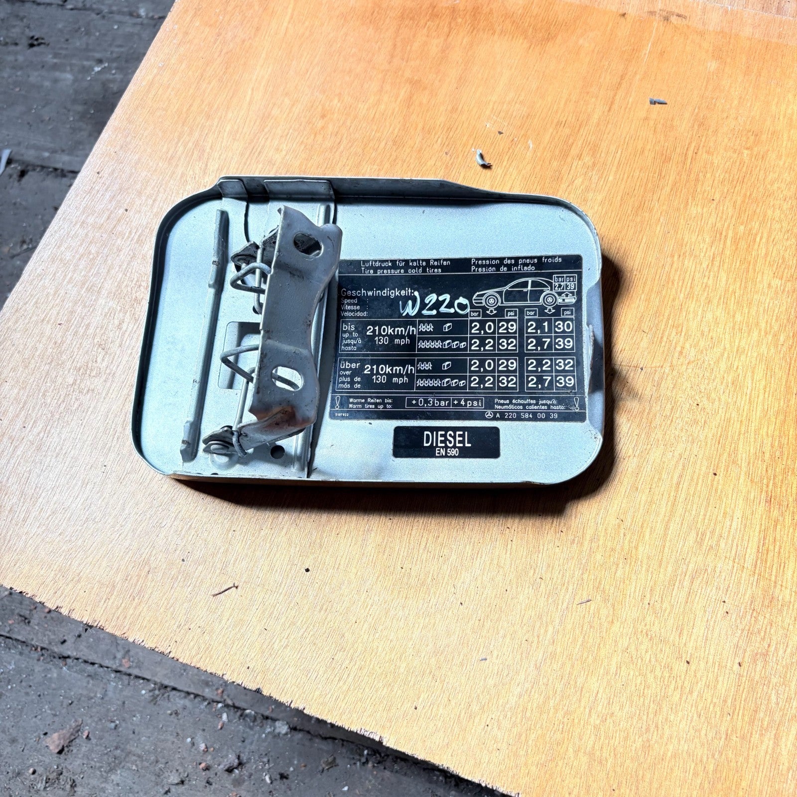 Mercedes W220 S-Class Fuel Door Flap Diesel A2207500006 A2205840039 1998-2005