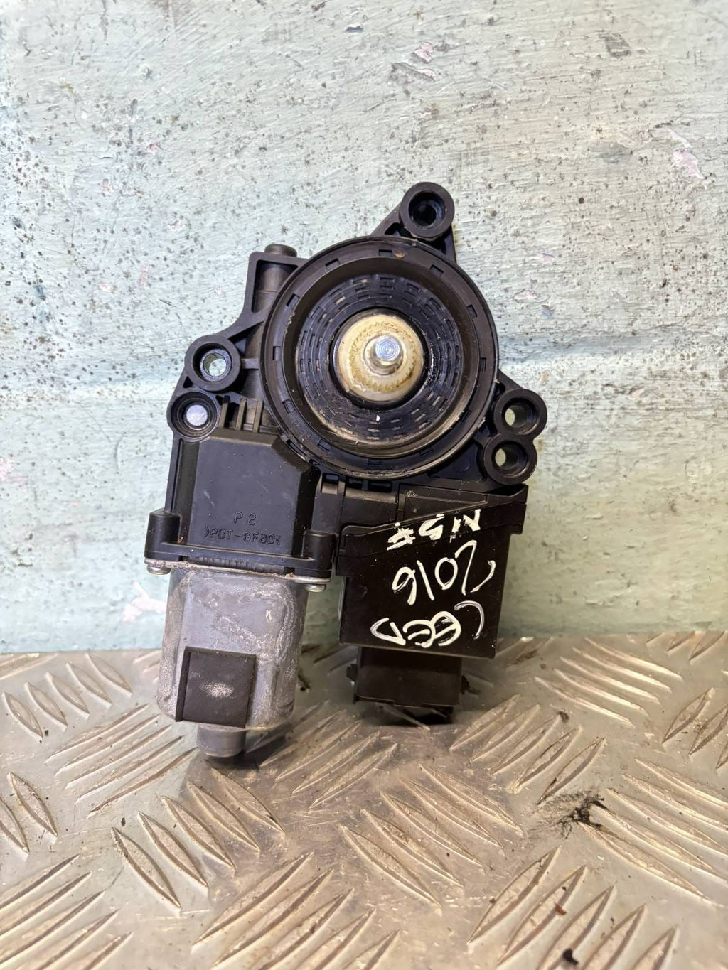 KIA Ceed 2016 Left front front window motor 82450A2010 SAD30177 (1943)