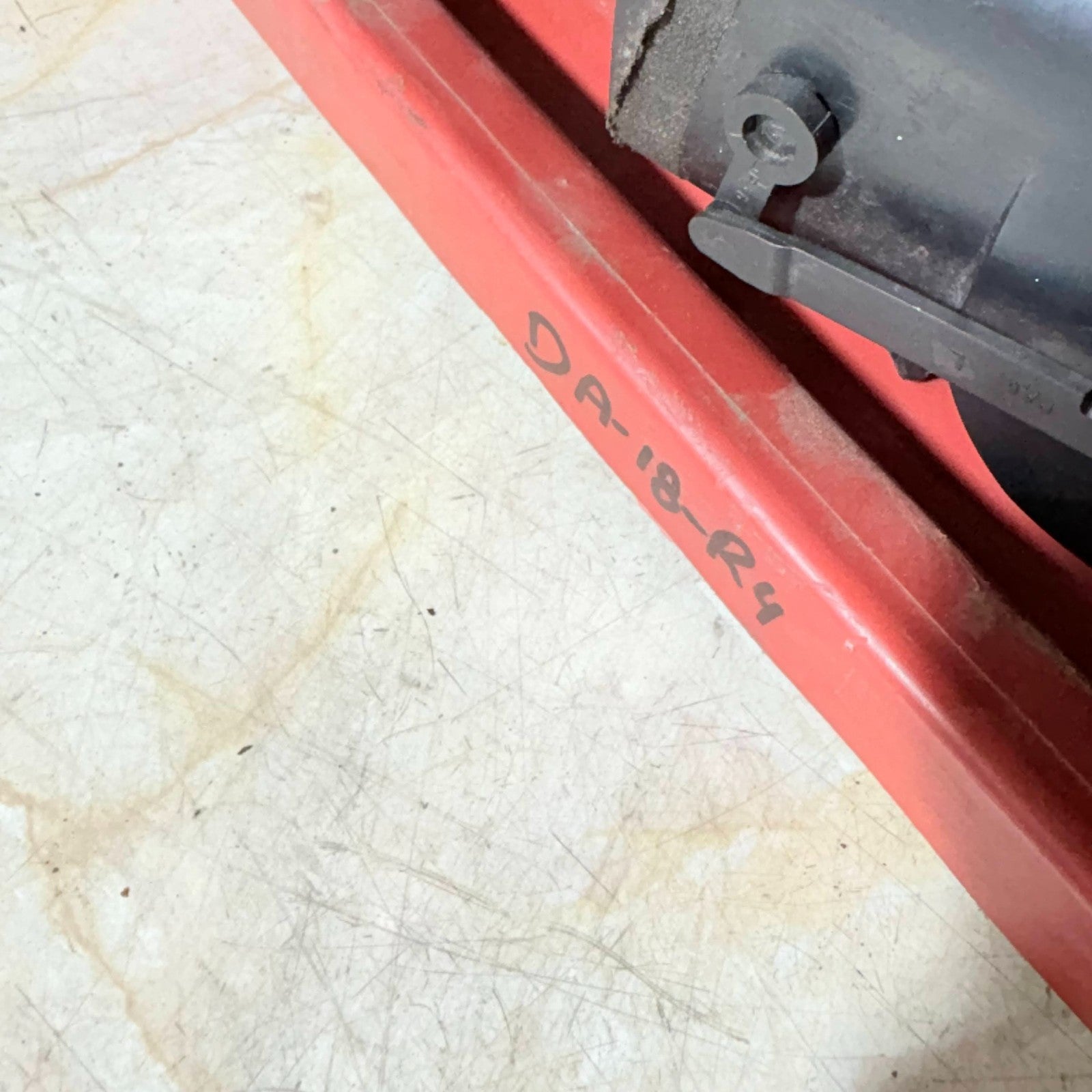 JAGUAR 2012 REAR RIGHT DOOR HINGE LOWER & FRONT LEFT HINGE UPPER AA8SA1120031