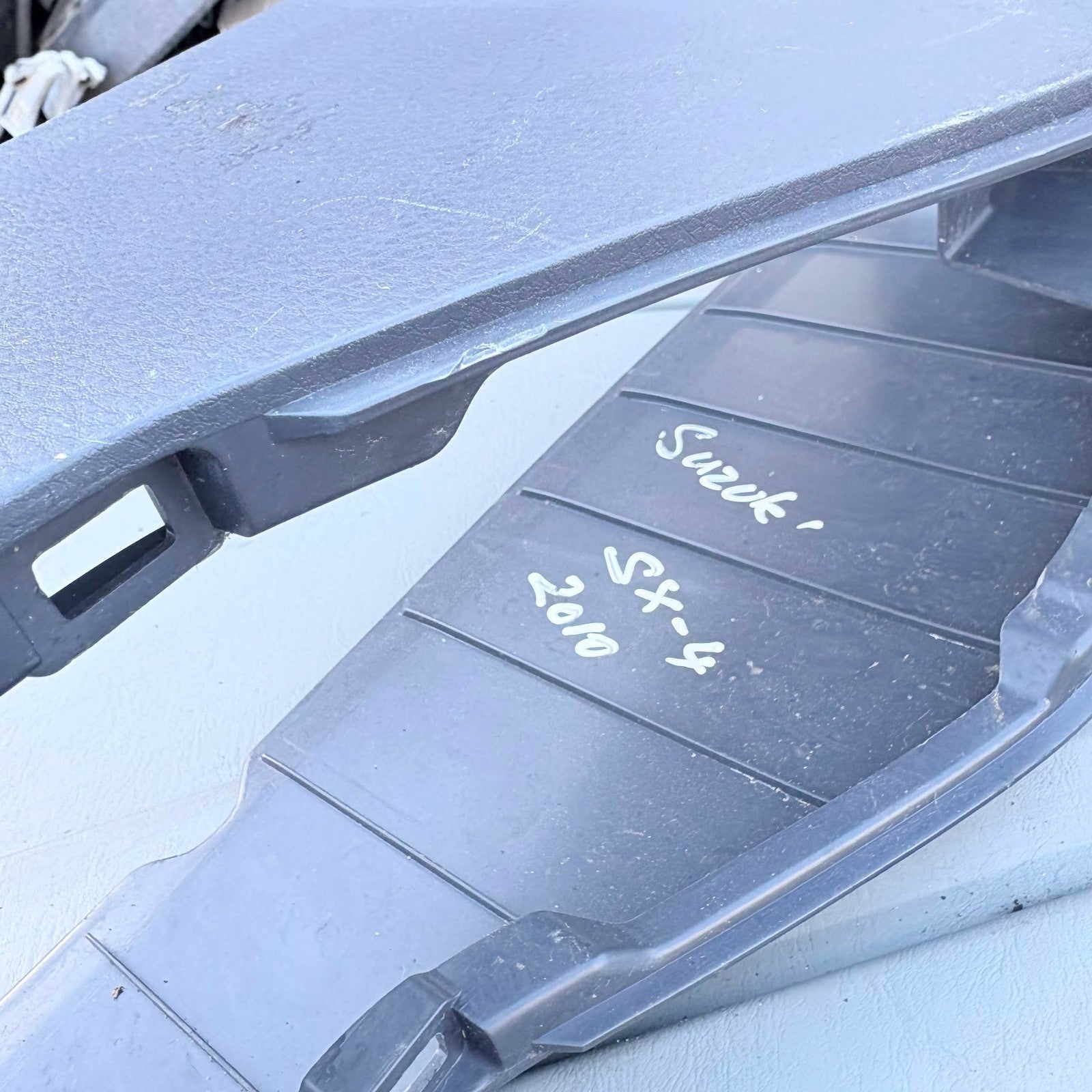 Suzuki SX4 Mk1 2006-2014 5 Door Hatch Centre Console Trim Surround 75811-80J0