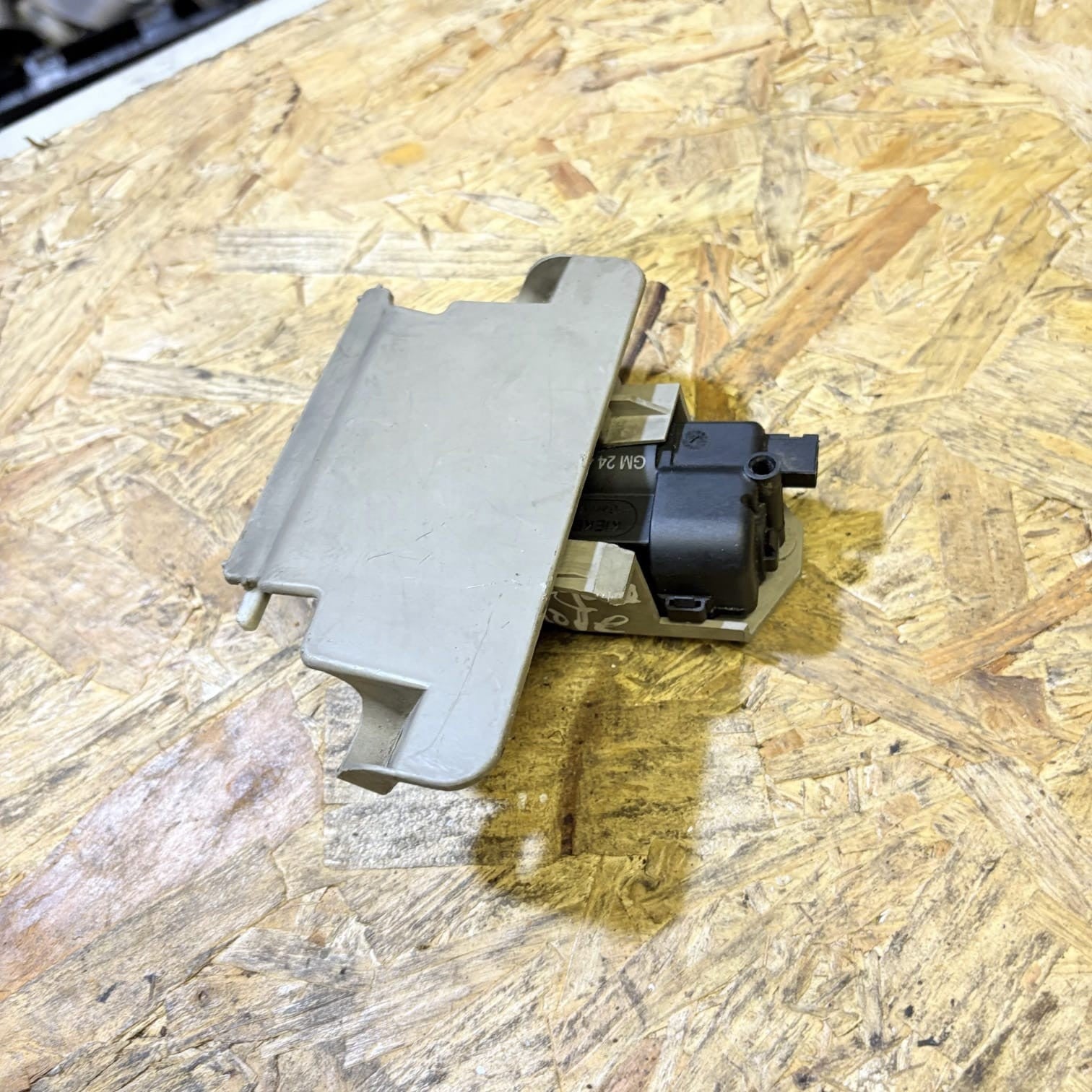 Renault Megane MK2 CC Convertible Glove Box Lock Solenoid Latch 8200247629 03-09