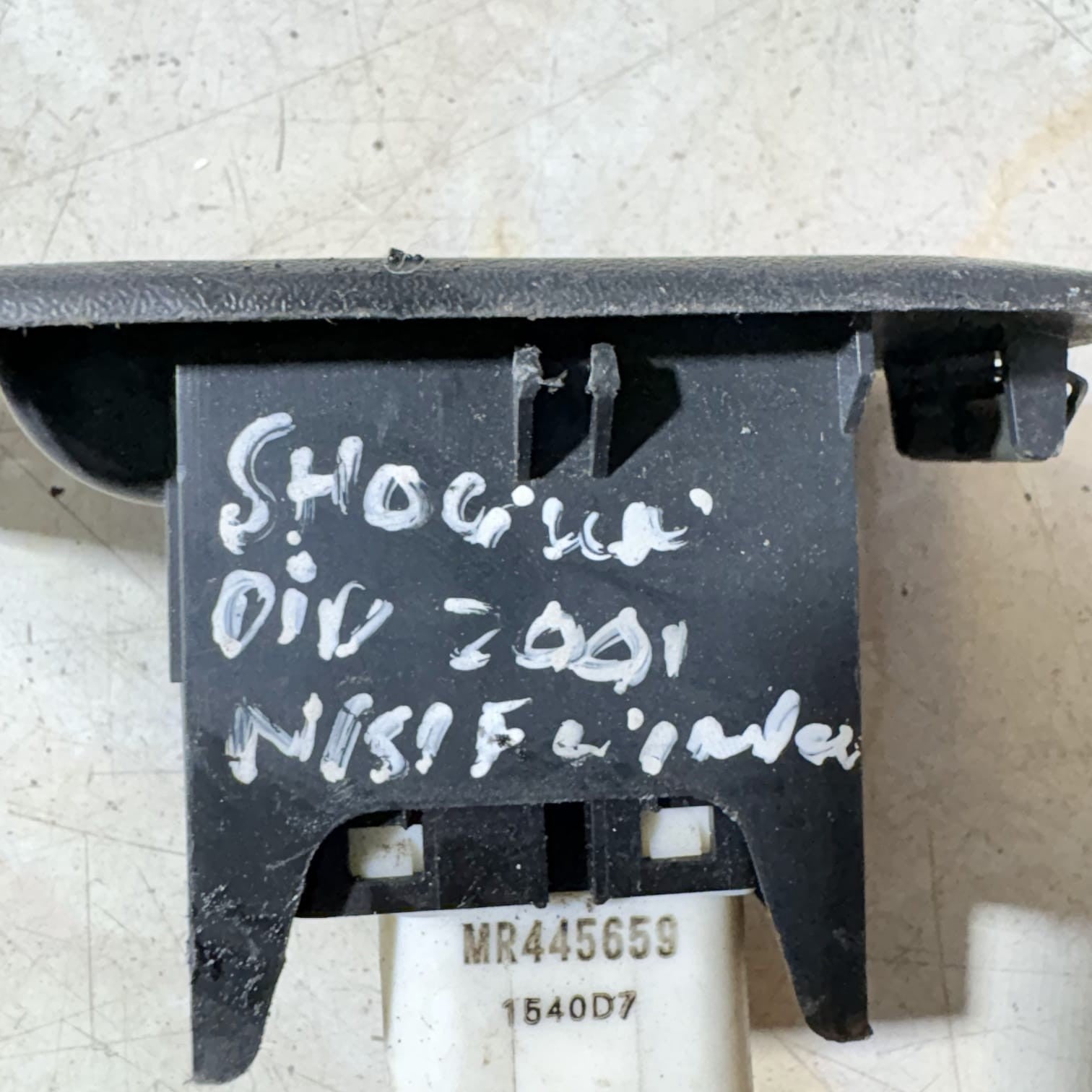 Mitsubishi Shogun Pajero 1999-2006 Front Left Window Switch MR445659