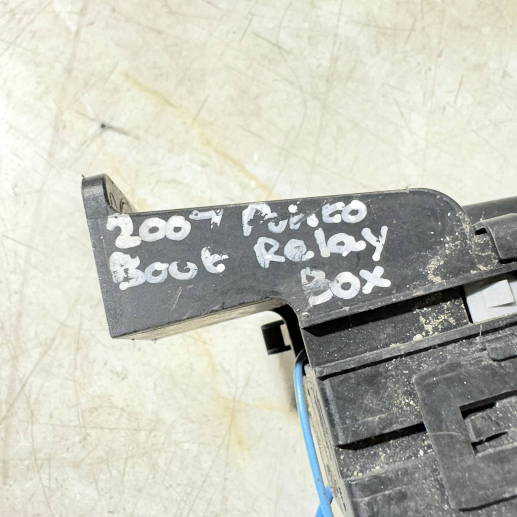 Fuse box Boot Relay box for Opel Meriva UK1275873-88 2007