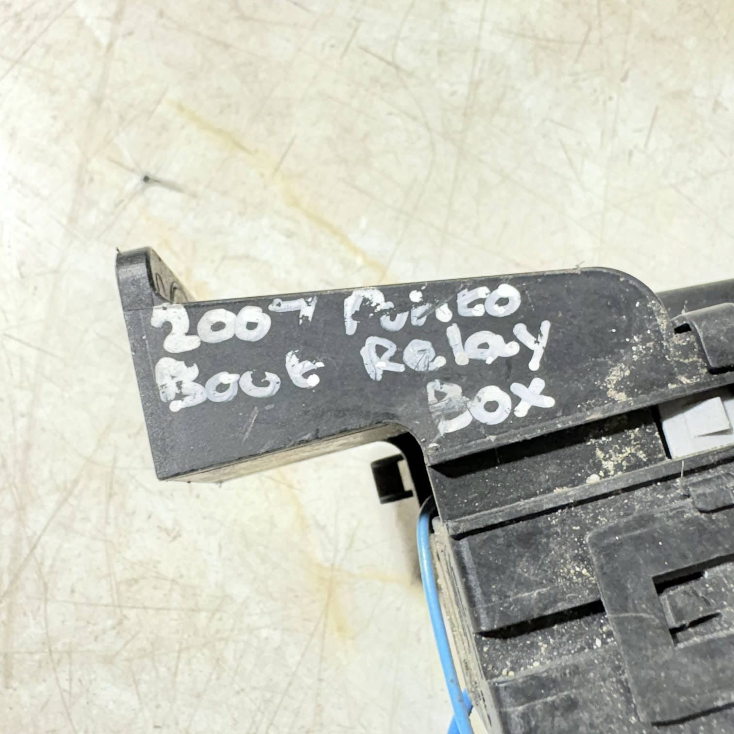 Fuse box Boot Relay box for Opel Meriva UK1275873-88 2007