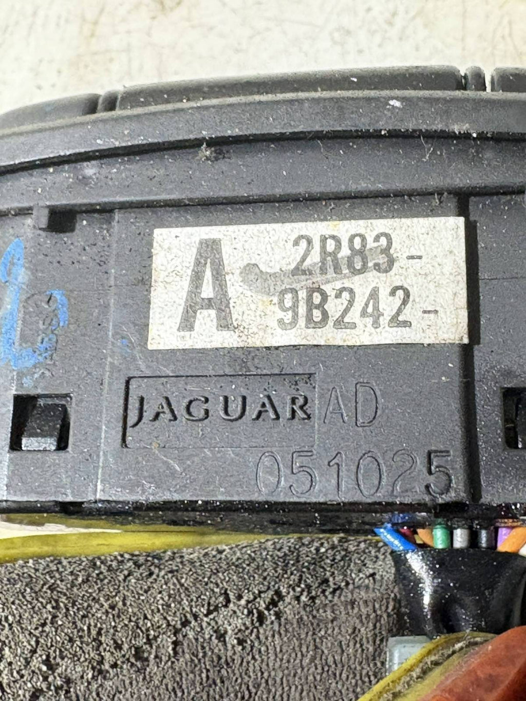 JAGUAR S-TYPE BOOT LID & FUEL FLAP RELASE SWITCH 2R83-9B242-AD 2006
