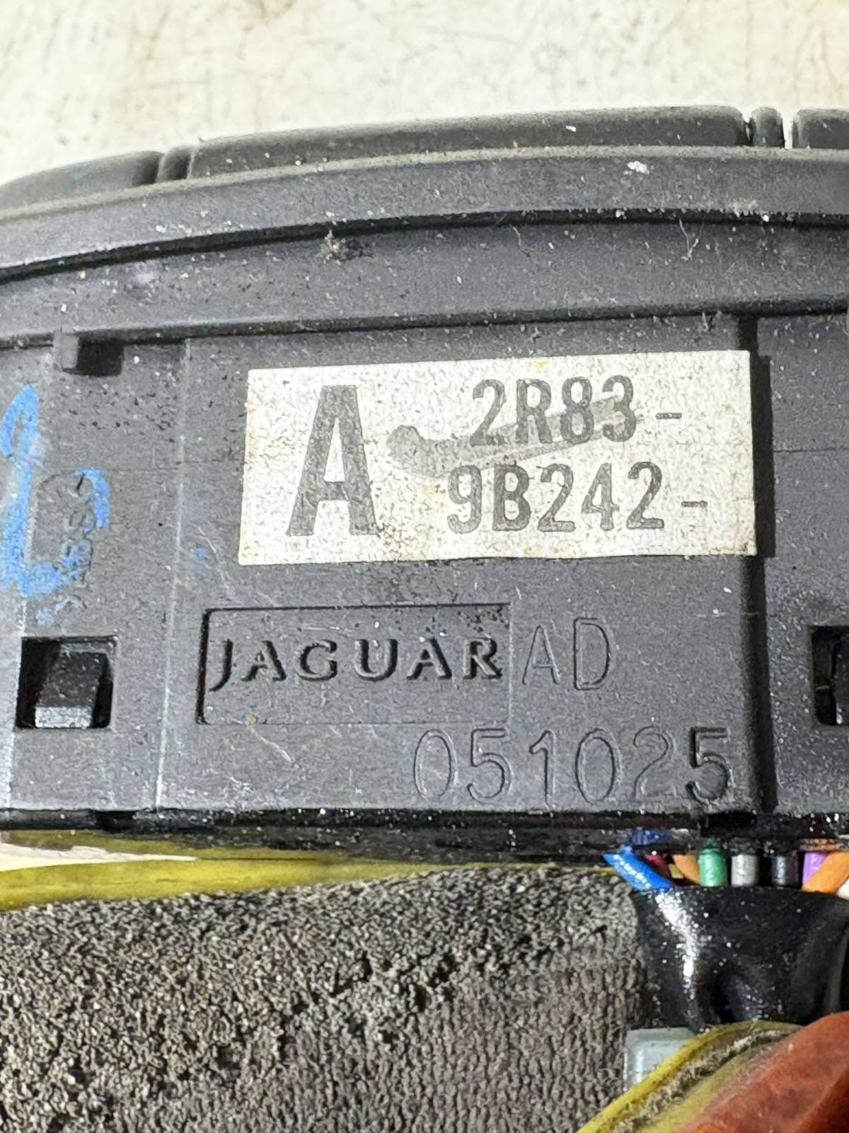 JAGUAR S-TYPE BOOT LID & FUEL FLAP RELASE SWITCH 2R83-9B242-AD 2006