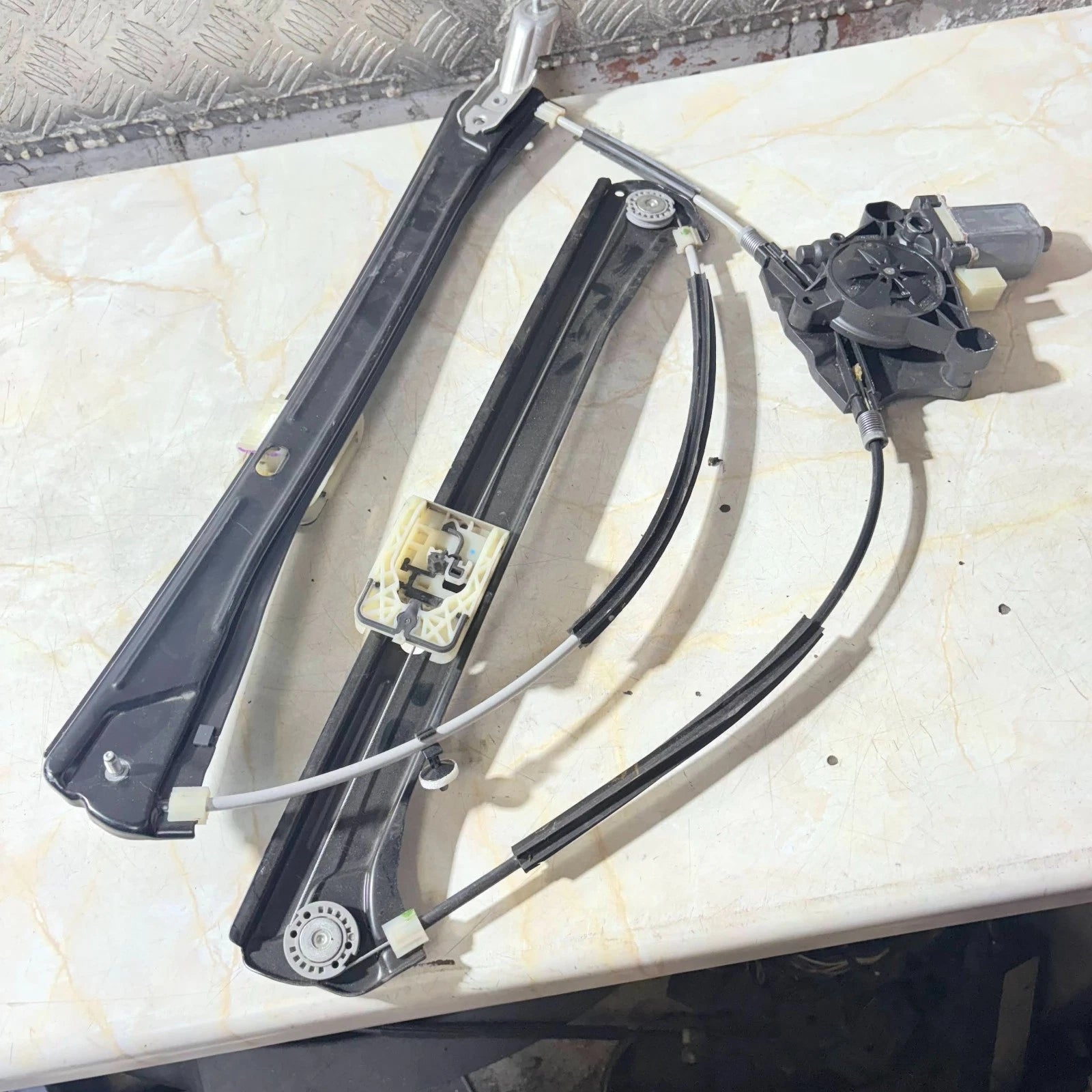VW TIGUAN MK2 16-20 PASSENGER SIDE FRONT WINDOW REGULATOR