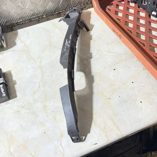 2010 VAUXHALL INSIGNIA LEFT FRONT BUMPER PLASTIC SUPPORT BRACKET 13250570